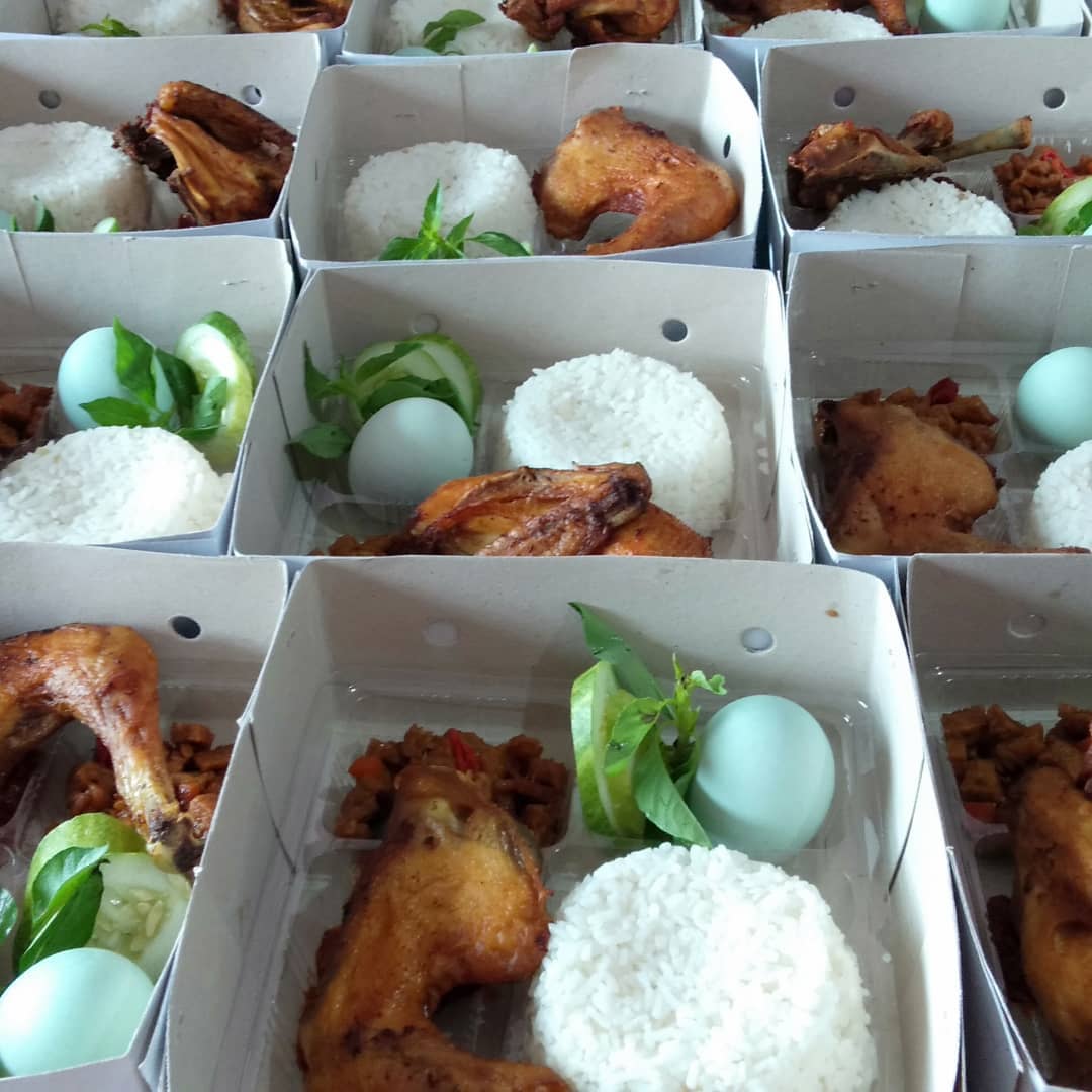 Nasi Box Ayam Goreng Lalapan